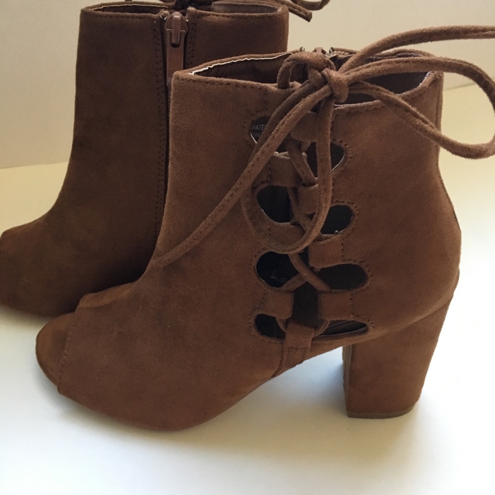 🔥Charles Albert Peep Toe faux suede Bootie Size 6